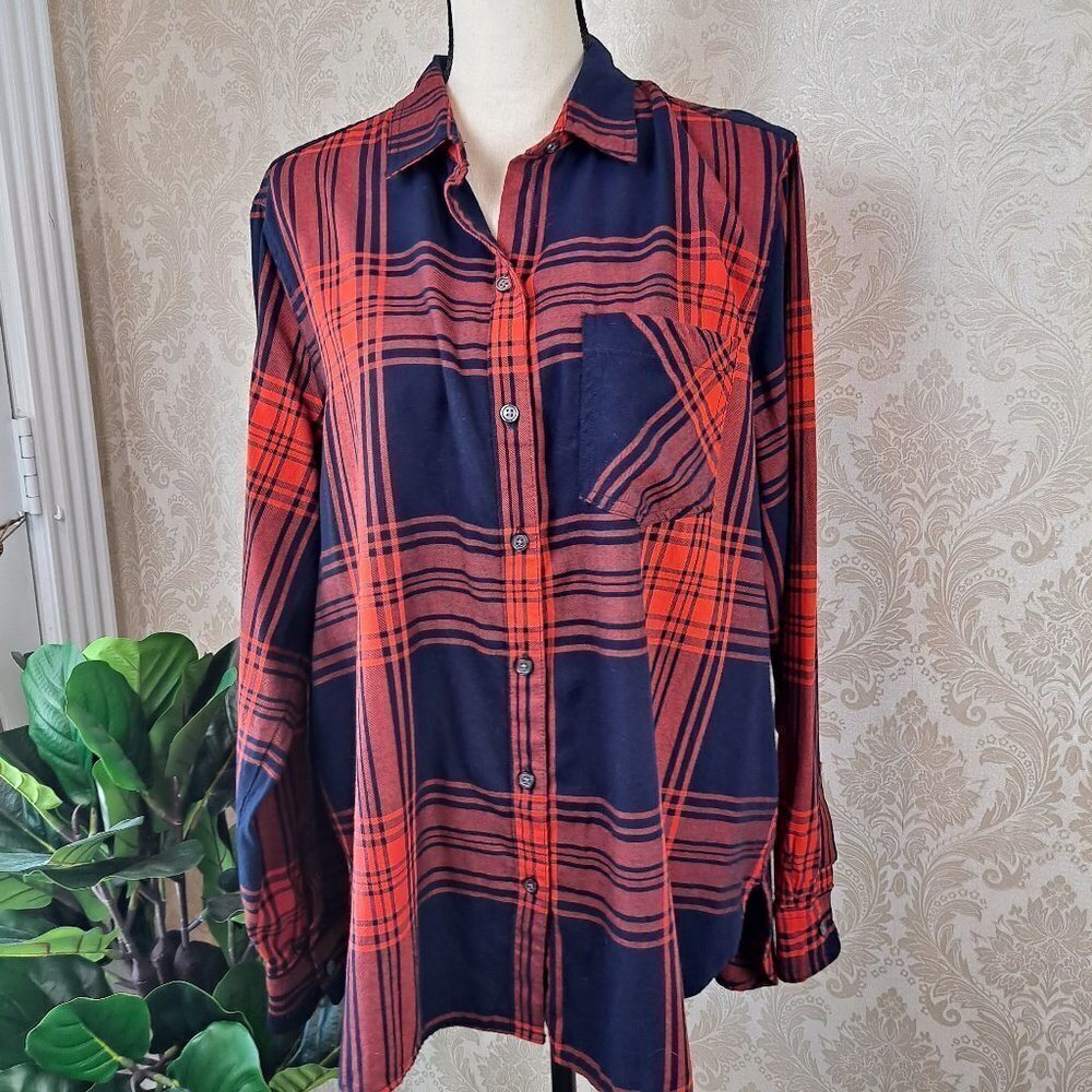 Old Navy Size XL The Classic Shirt Red/Blue Plaid Shirt Tail Hem Long Sleeve EUC